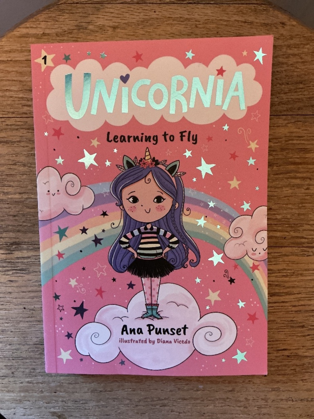 Unicornia: Learning to Fly: (A Magical Chapter Book for Kids Ages 5-7 about Frie